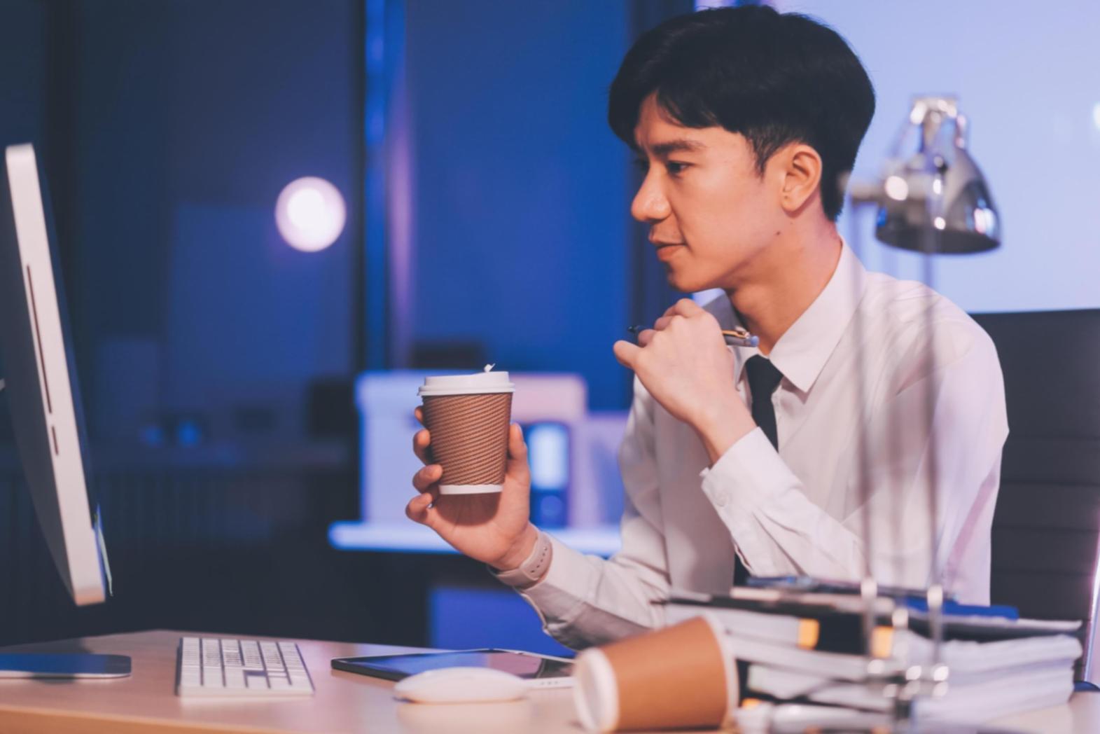 Moderne Arbeitsstation mit mehreren Monitoren für Finanzverwaltung