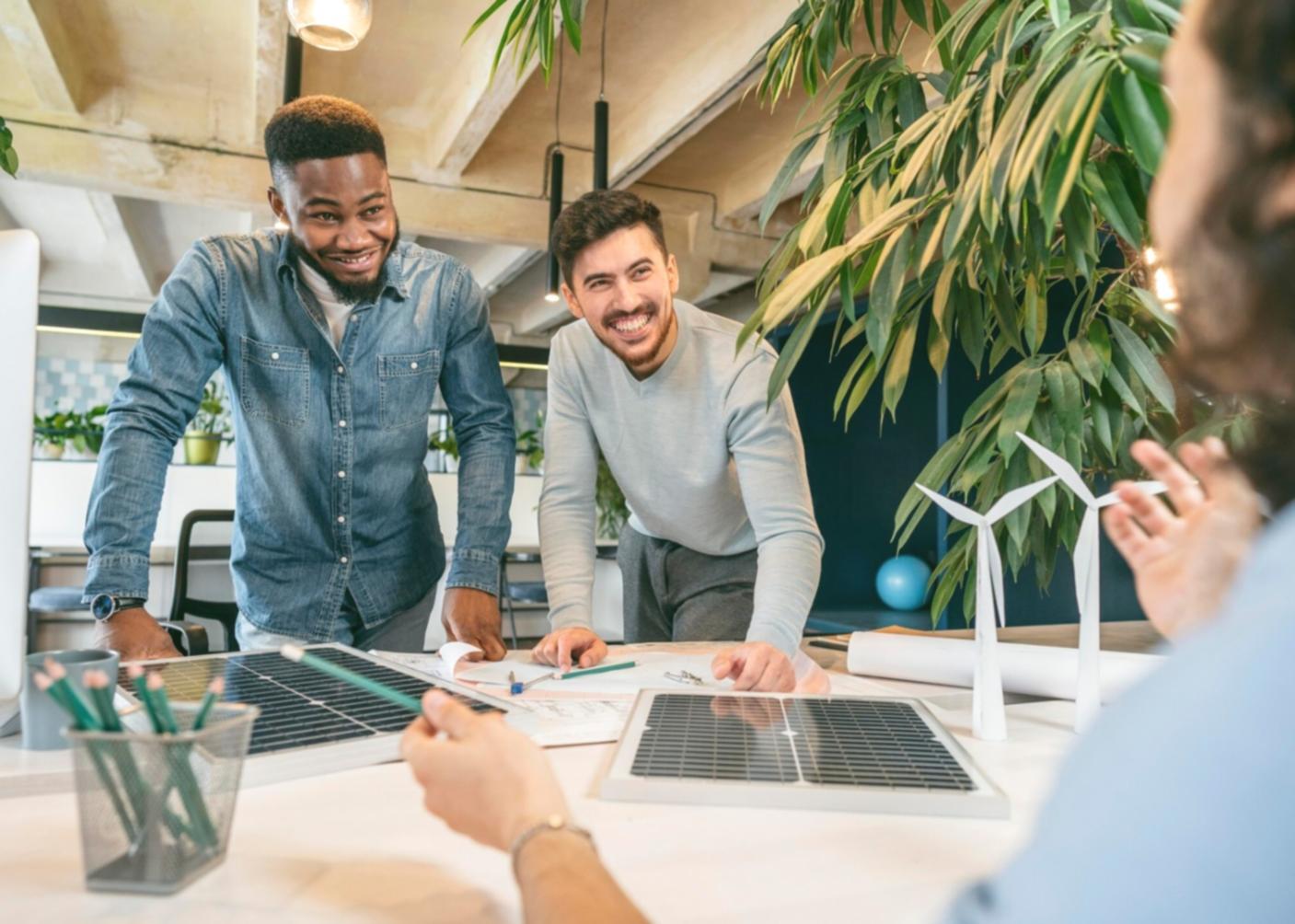 Teilnehmer beim gemeinsamen Lernen und Austausch über Geschäftsprozesse